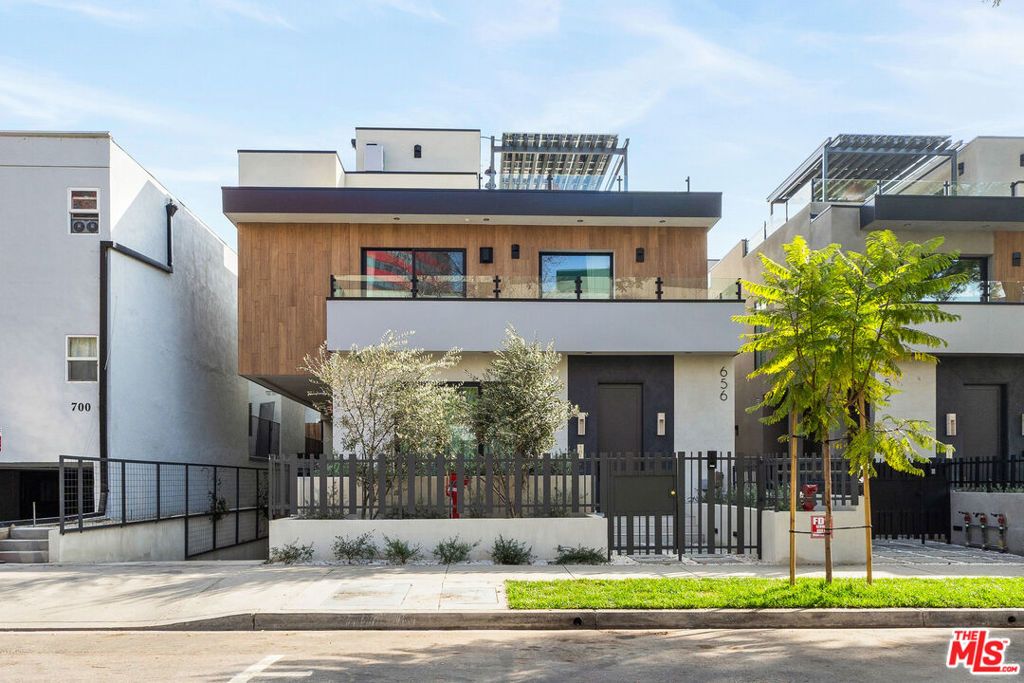 Photo of 656 Huntley Drive #102, West Hollywood, CA 90069 (MLS # 25491769)