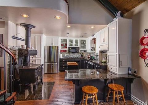 Photo of 1055 Meadowbrook Rd, Lake Arrowhead, CA 92326 (MLS # IG26006857)