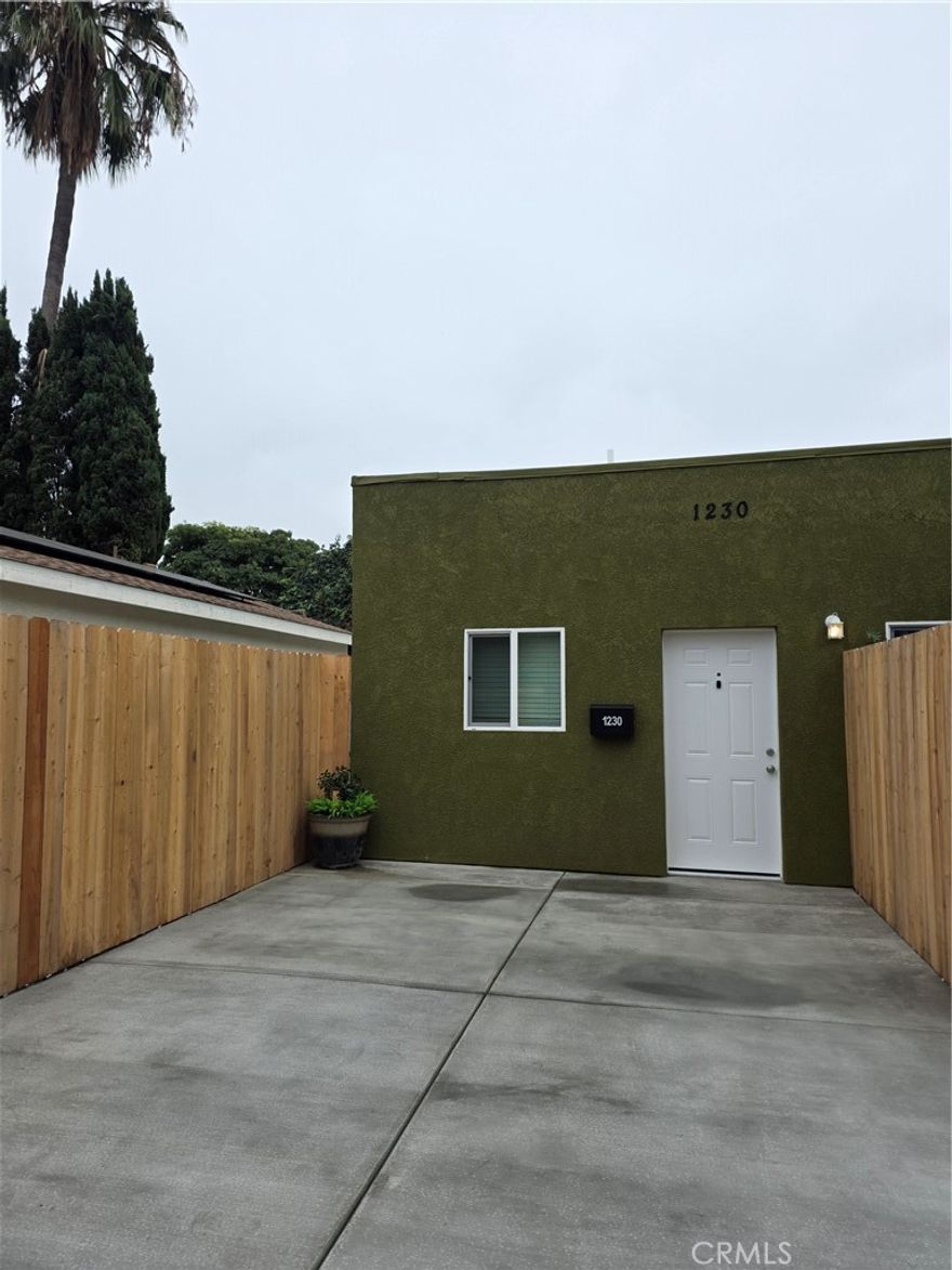 Newly built *****Be the first one to live in this beautiful 1-bedroom 1bath with all new stainless-steel appliances, AC/Heater washer/Dryer, 
All new concrete private patio. Ready for immediate occupancy. Within walking distance to Chapman university, Sycamore elementary, shopping centers and major freeways.