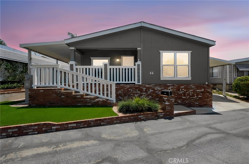 8651 Foothill Blvd 88