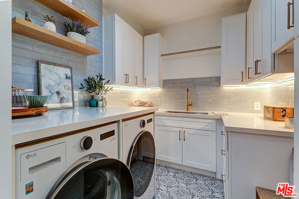 3188 S Bentley Avenue