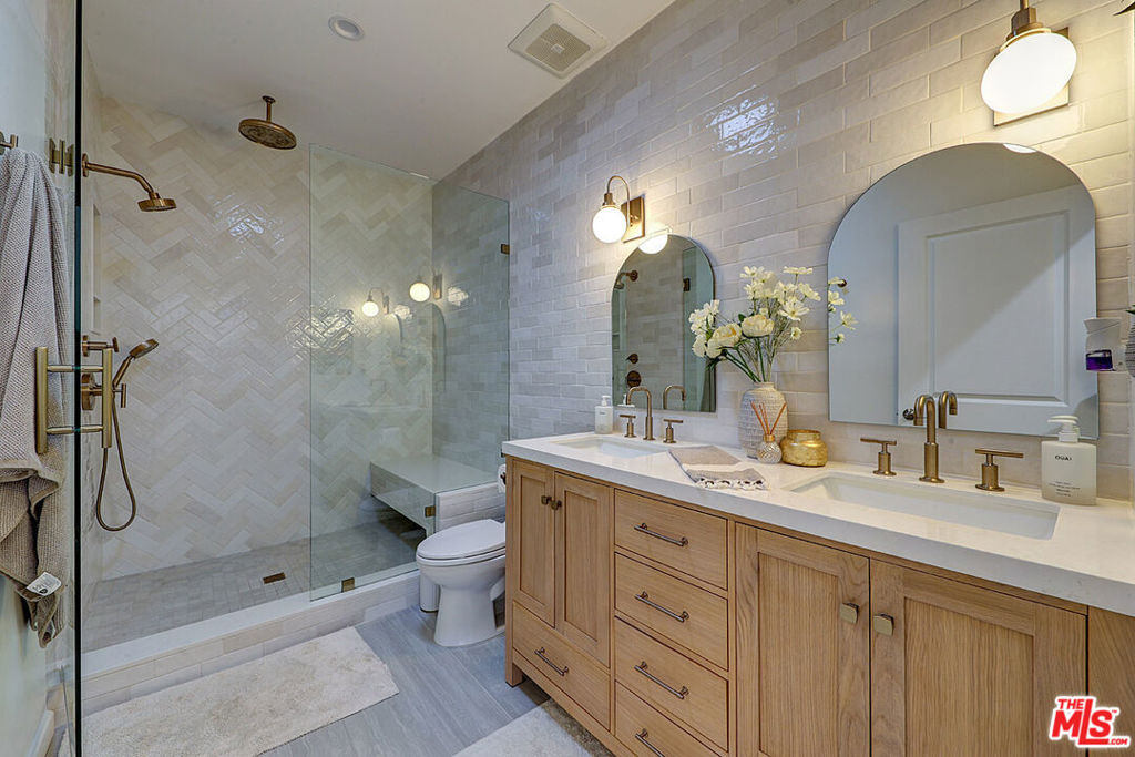 3188 S Bentley Avenue