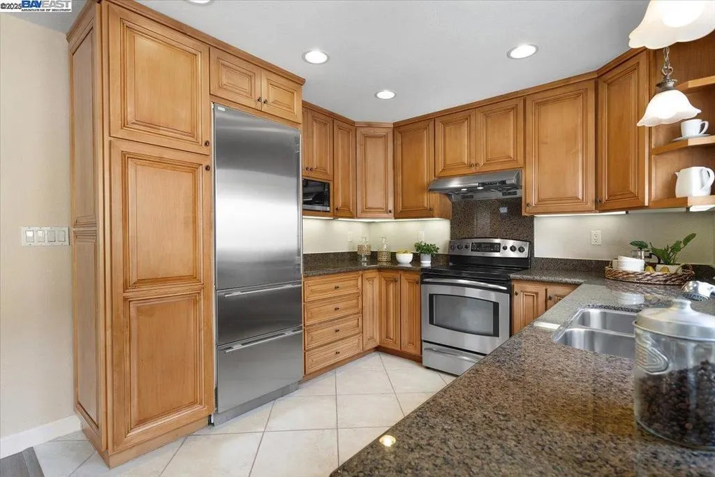 Alameda, California 94502, United States, 2 Bedrooms Bedrooms, ,2 BathroomsBathrooms,Residential,Active,220734