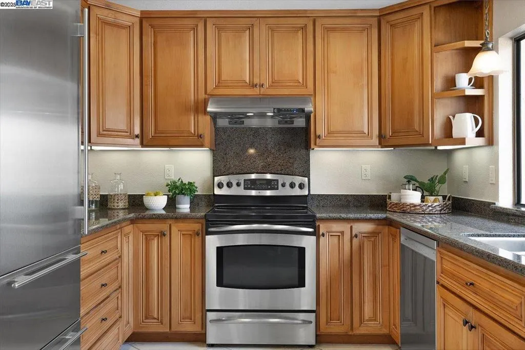 Alameda, California 94502, United States, 2 Bedrooms Bedrooms, ,2 BathroomsBathrooms,Residential,Active,220734