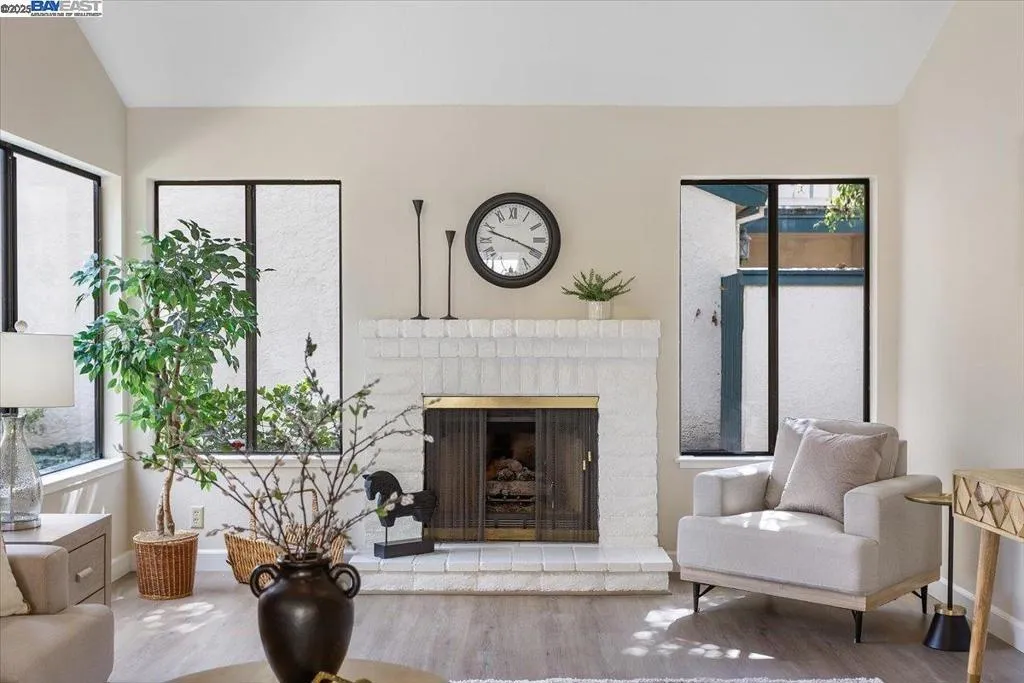 Alameda, California 94502, United States, 2 Bedrooms Bedrooms, ,2 BathroomsBathrooms,Residential,Active,220734