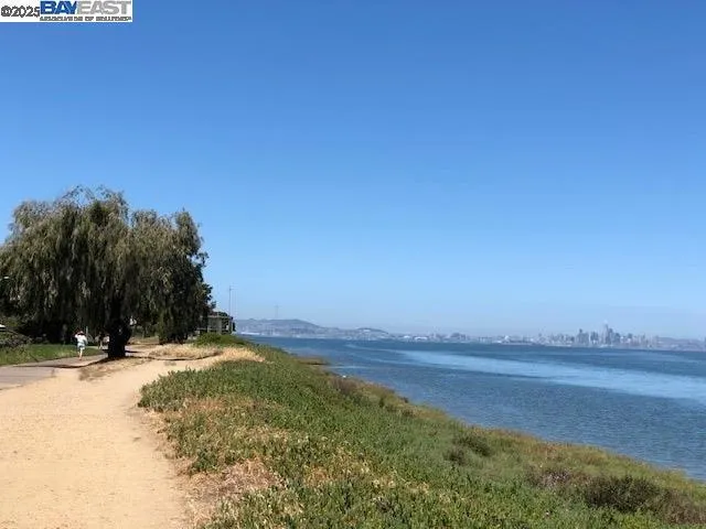 Alameda, California 94502, United States, 2 Bedrooms Bedrooms, ,2 BathroomsBathrooms,Residential,Active,220734