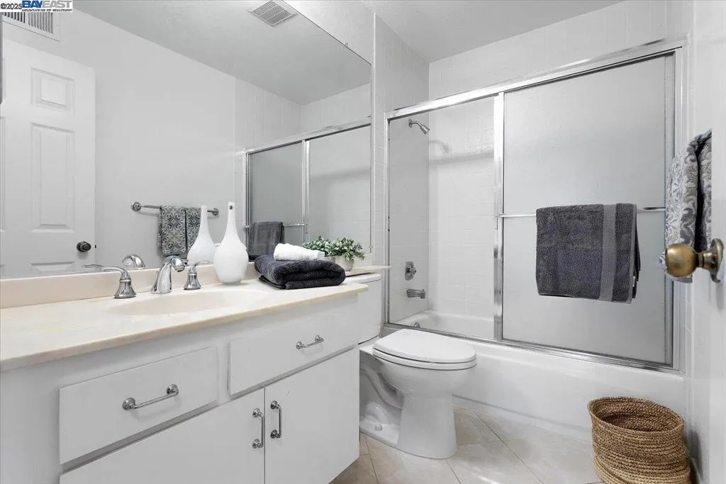 Alameda, California 94502, United States, 2 Bedrooms Bedrooms, ,2 BathroomsBathrooms,Residential,Active,220734