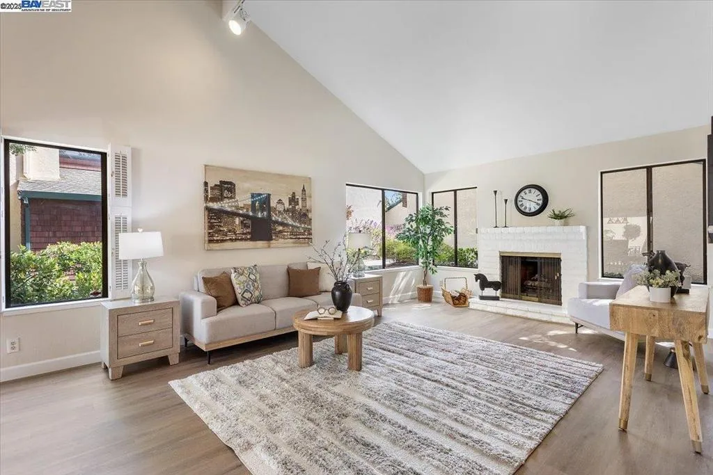 Alameda, California 94502, United States, 2 Bedrooms Bedrooms, ,2 BathroomsBathrooms,Residential,Active,220734