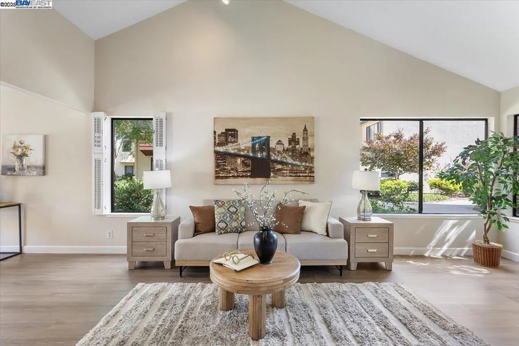 Alameda, California 94502, United States, 2 Bedrooms Bedrooms, ,2 BathroomsBathrooms,Residential,Active,220734