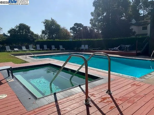 Alameda, California 94502, United States, 2 Bedrooms Bedrooms, ,2 BathroomsBathrooms,Residential,Active,220734