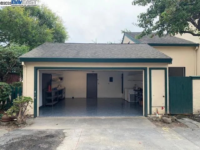 Alameda, California 94502, United States, 2 Bedrooms Bedrooms, ,2 BathroomsBathrooms,Residential,Active,220734