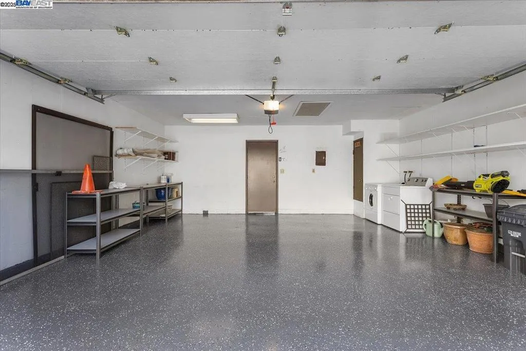 Alameda, California 94502, United States, 2 Bedrooms Bedrooms, ,2 BathroomsBathrooms,Residential,Active,220734