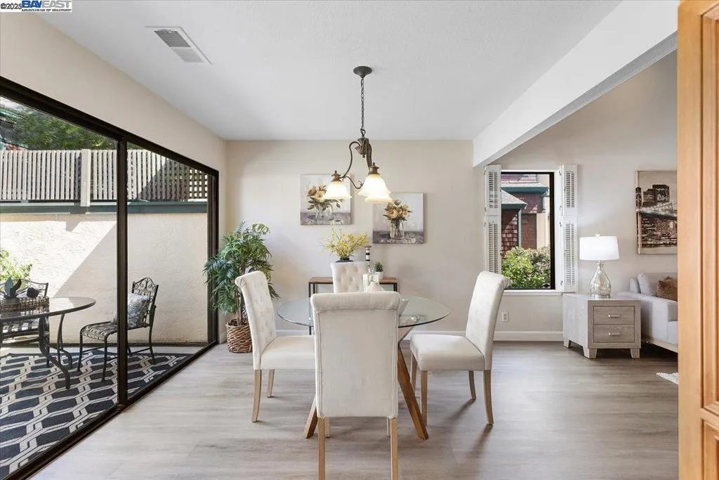 Alameda, California 94502, United States, 2 Bedrooms Bedrooms, ,2 BathroomsBathrooms,Residential,Active,220734