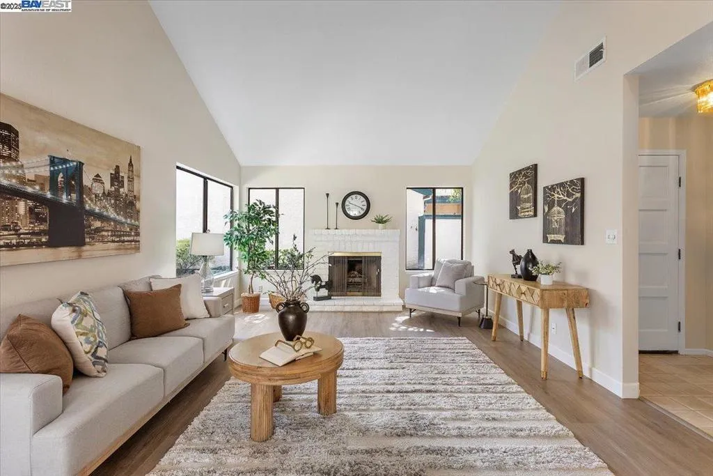 Alameda, California 94502, United States, 2 Bedrooms Bedrooms, ,2 BathroomsBathrooms,Residential,Active,220734