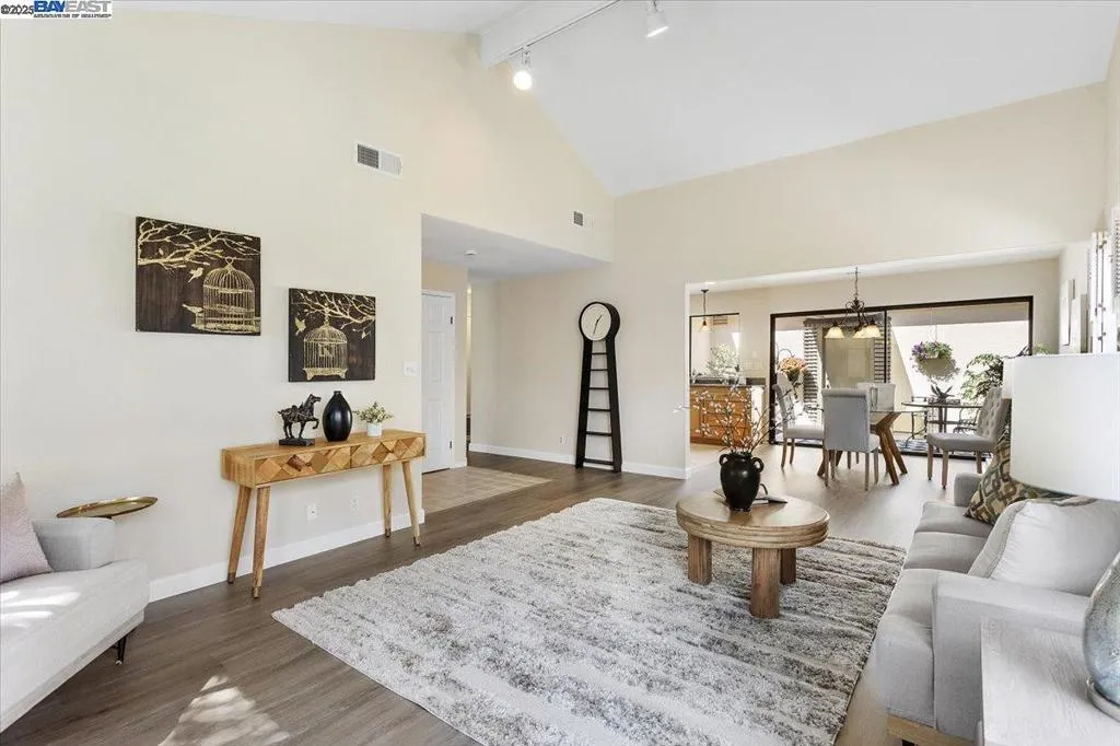 Alameda, California 94502, United States, 2 Bedrooms Bedrooms, ,2 BathroomsBathrooms,Residential,Active,220734