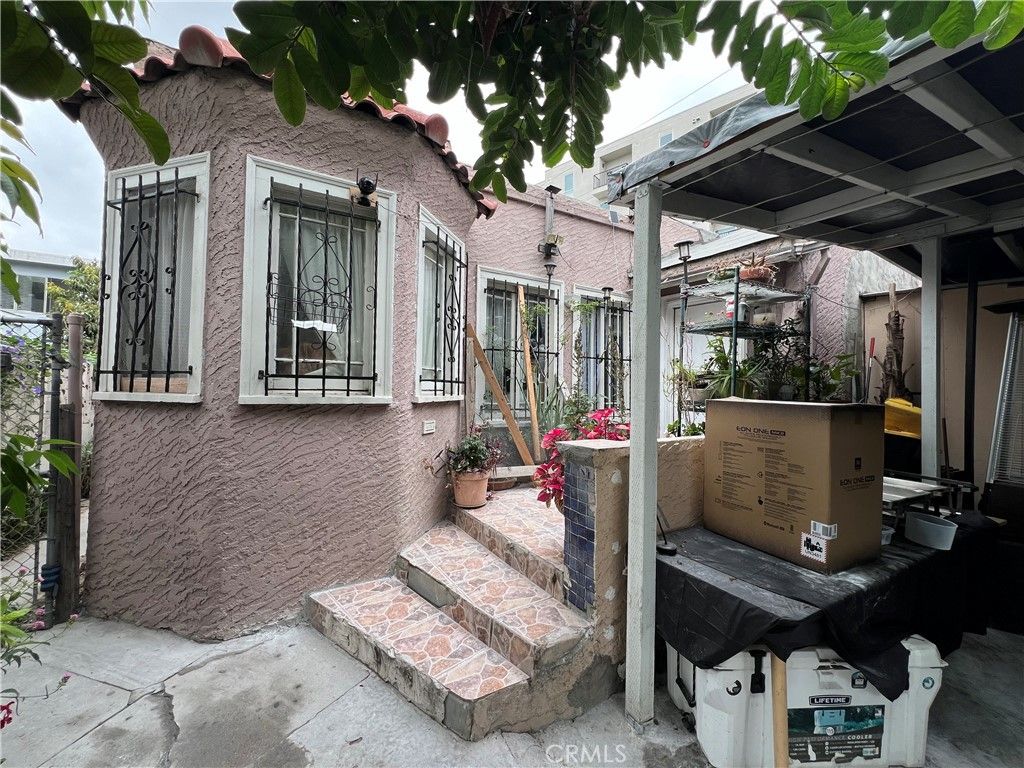 Photo of 2524 Alsace Ave Ave, Los Angeles, CA 90016 (MLS # DW25228755)