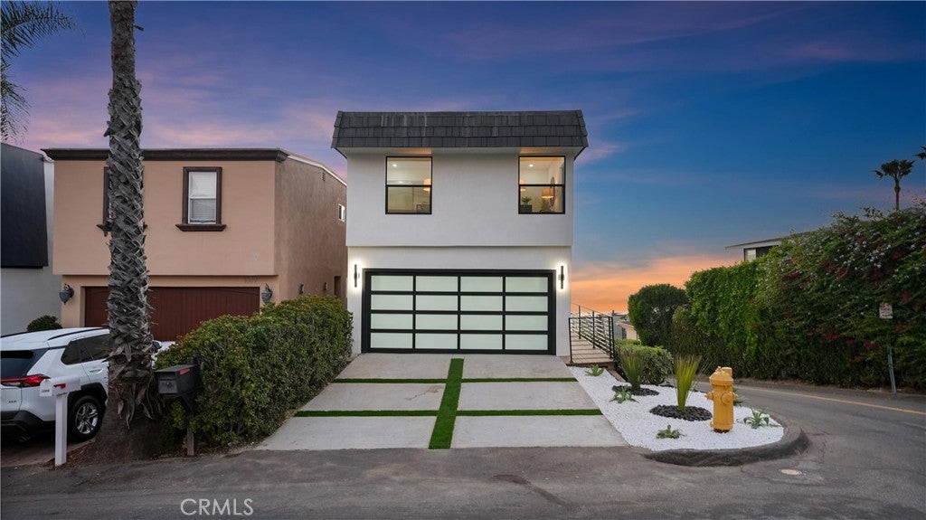 1095 Miramar St