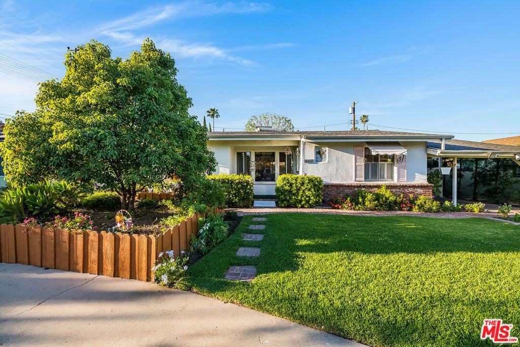 Photo of 16851 Weddington Street, Encino, CA 91436 (MLS # 26673161)