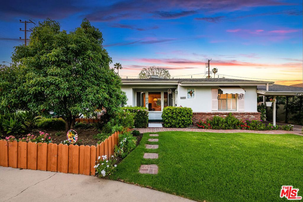 Photo of 16851 Weddington Street, Encino, CA 91436 (MLS # 26673161)