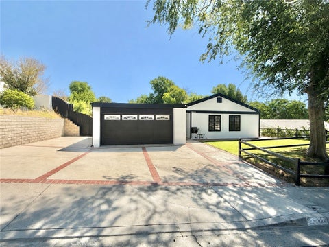 Photo of 28038 Lakehurst AVE, Canyon Country, CA 91351 (MLS # SR26151522)