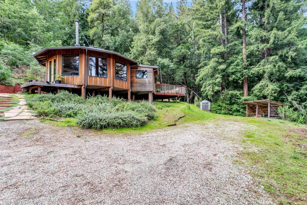 25% SHARE OF THIS PROPERTY WITH PERSONAL RESIDENCE FOR SALE! Only 1/4 of interest of the land is available for purchase. Stunning custom round home features a sleeping loft, full bath and utility room. Breathtaking views from all windows. The shared areas are the ridge top, community garden area, original log cabin and more! Hiking trails, camping spots and the ridge top with endless views are the favorites here. There is a climbing, swinging outdoor gym for this specific interest holder as well. Solar and water are shared with one neighboring shareholder.