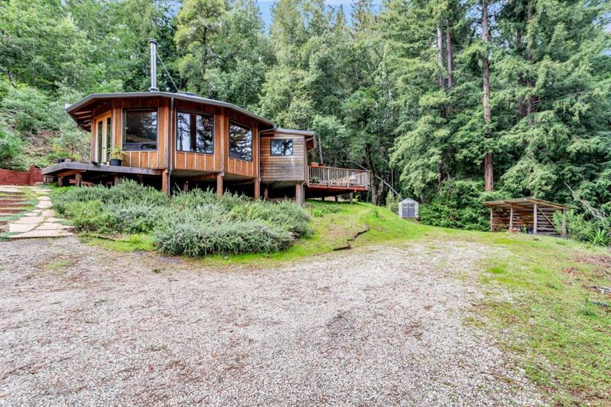 25% SHARE OF THIS PROPERTY WITH PERSONAL RESIDENCE FOR SALE! Only 1/4 of interest of the land is available for purchase. Stunning custom round home features a sleeping loft, full bath and utility room. Breathtaking views from all windows. The shared areas are the ridge top, community garden area, original log cabin and more! Hiking trails, camping spots and the ridge top with endless views are the favorites here. There is a climbing, swinging outdoor gym for this specific interest holder as well. Solar and water are shared with one neighboring shareholder.