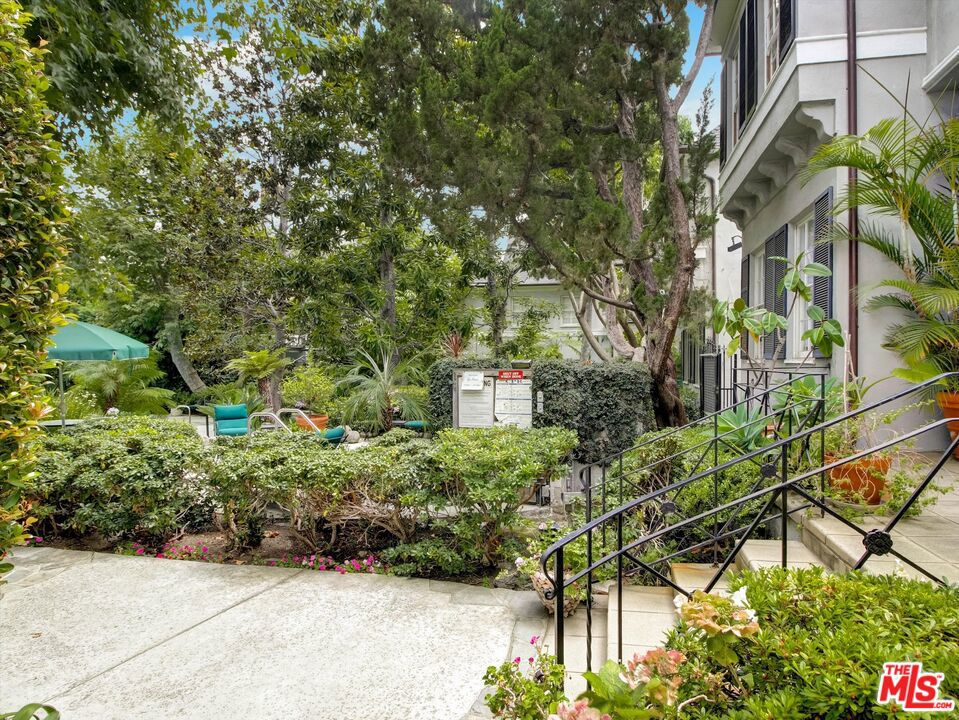1327 N Hayworth Avenue