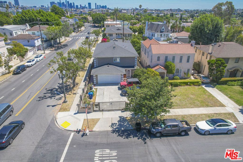 Photo of 800 S BRONSON Avenue, Los Angeles, CA 90005 (MLS # 25604151)