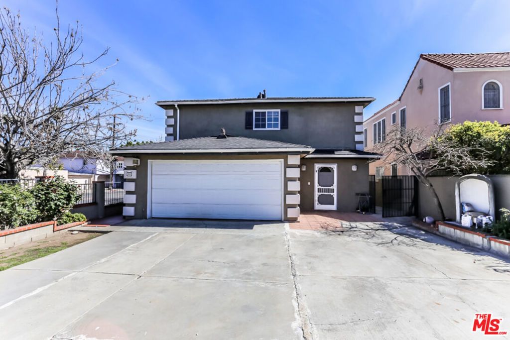 Photo of 800 S BRONSON Avenue, Los Angeles, CA 90005 (MLS # 25604151)