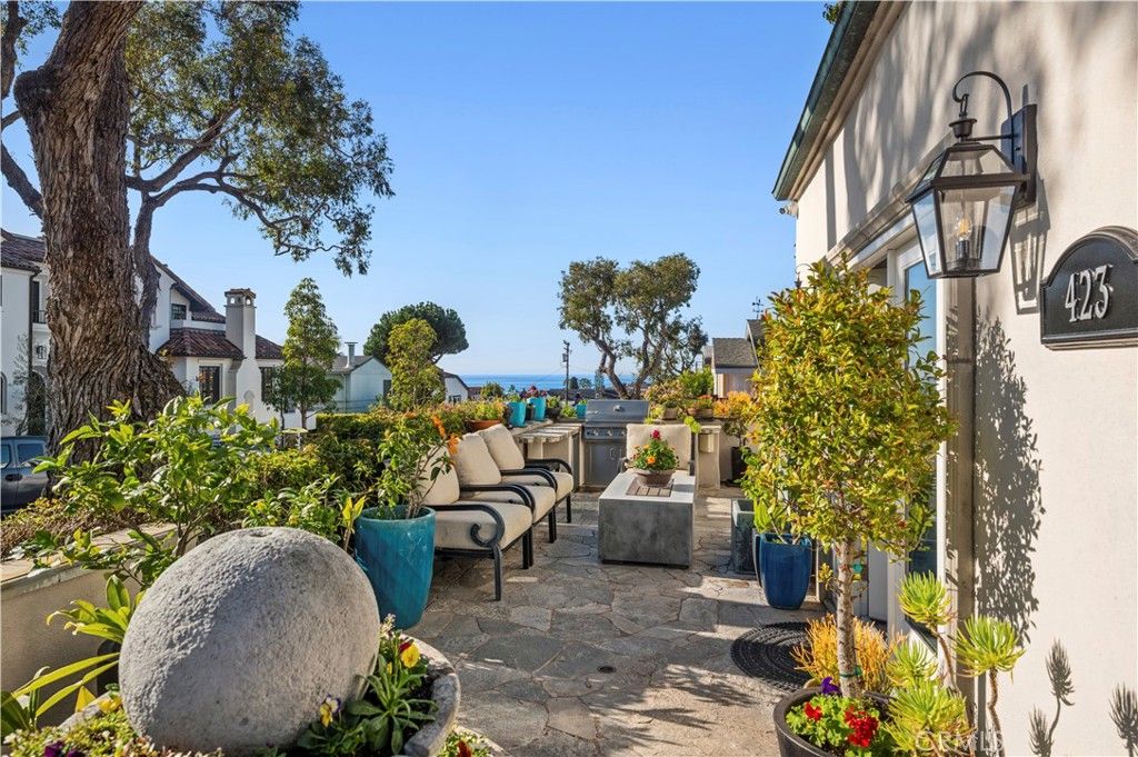 Photo of 423 Poppy Ave, Corona Del Mar, CA 92625 (MLS # NP26013110)