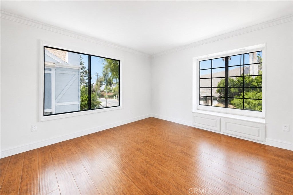 18100 Burbank 14