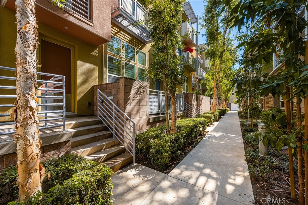 320 E Jeanette Lane