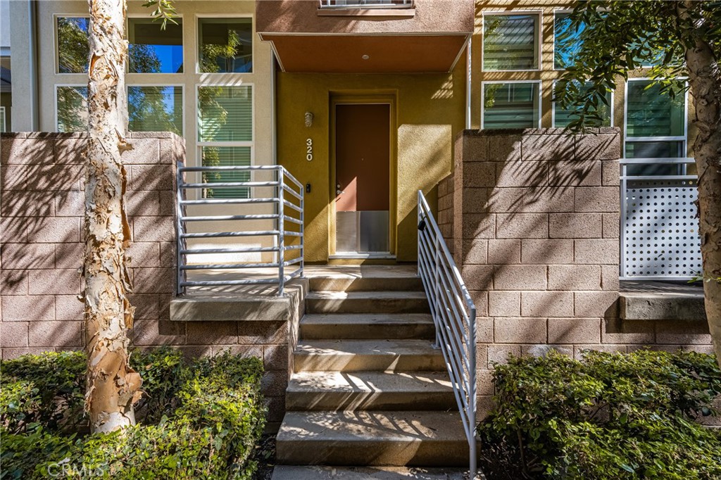 320 E Jeanette Lane