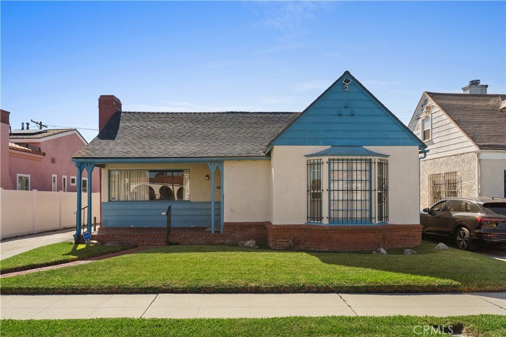Photo of 3959 S Bronson Ave AVE, Los Angeles, CA 90008 (MLS # DW26208927)