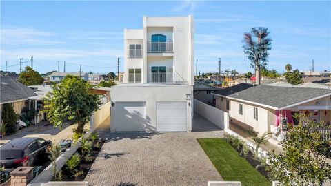 Photo of 10905 Dalerose Avenue, Inglewood, CA 90304 (MLS # SB26110221)