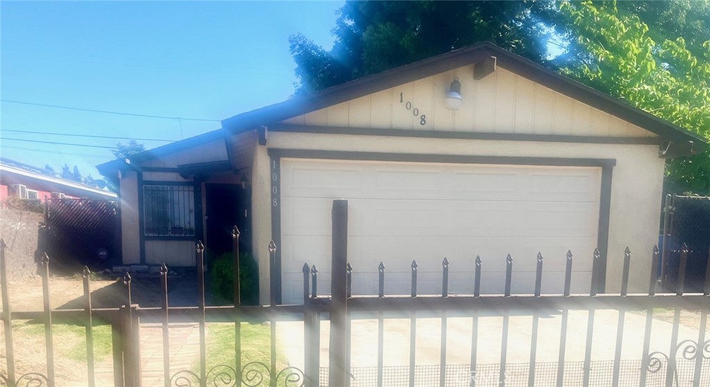 Discover the potential of this classic 4-bedroom, 2-bath home located in a quiet South Los Angeles neighborhood. While the home could benefit from some updating, it offers great possibilities for the right buyer. The kitchen has already been modernized with granite countertops and stylish tile flooring.
Situated on an R2 lot, the property holds additional investment appeal—many homes in the area have been redeveloped into duplexes. Whether you're a homeowner looking to add personal touches or an investor seeking a cash-flow opportunity, this hidden gem offers both charm and potential.