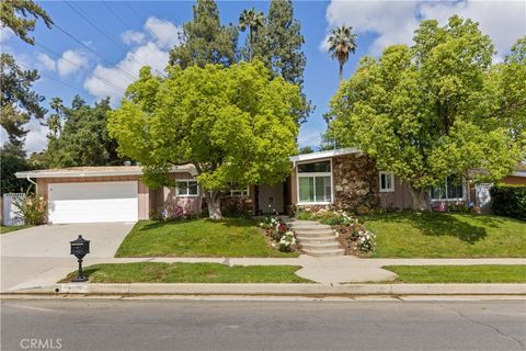 Photo of 4479 Azalia Drive, Tarzana, CA 91356 (MLS # SR26100669)