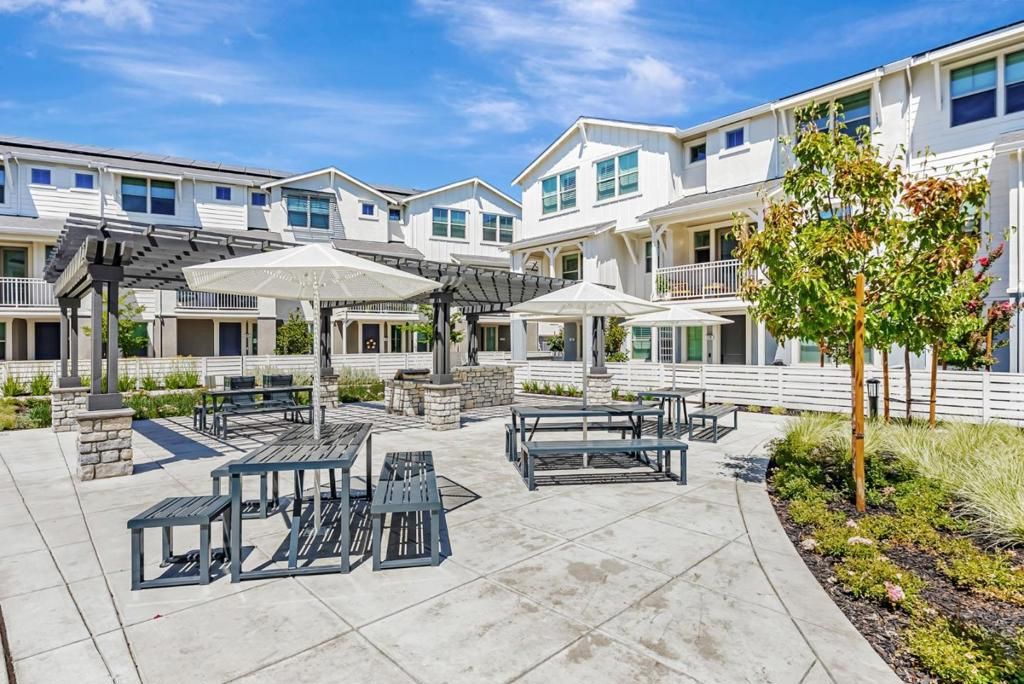 Photo of 225 Oak Circle, Walnut Creek, CA 94597 (MLS # ML82025275)