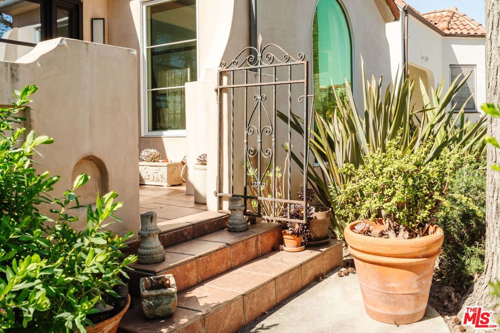 1633 Hi Point Street