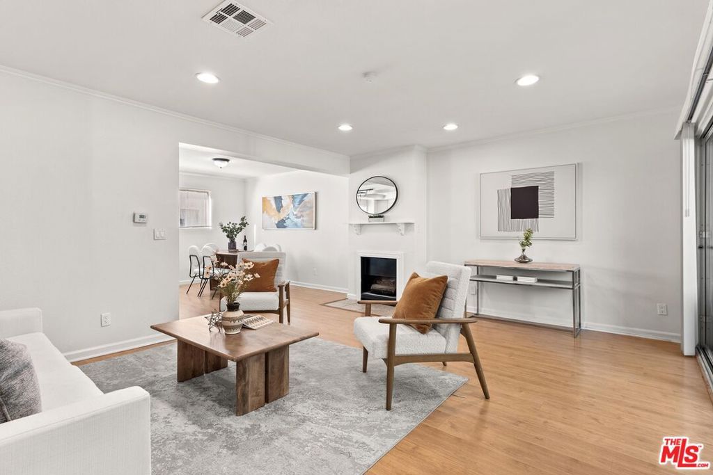 Photo of 18550 Hatteras Street #14, Tarzana, CA 91356 (MLS # 26636803)