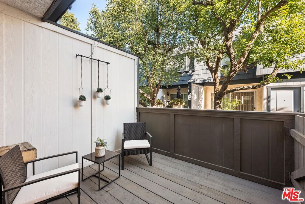 18550 Hatteras Street 14