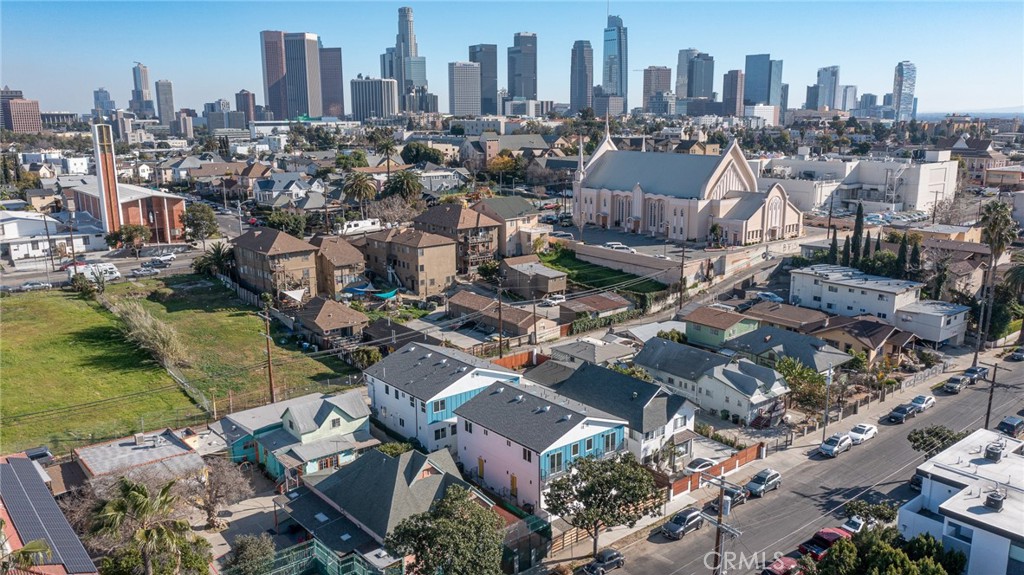 234 N Burlington St is a rare FULLY STABILIZED 2023 fourplex delivering a strong 5.99% cap rate, just steps from Echo Park Lake—perfect for 1031 exchange buyers seeking turnkey income in one of LA’s hottest rental markets.
This new construction fourplex leased immediately to A+ tenants thanks to its ultra-trendy location near Echo Park & Silver Lake, with Bloom & Plume Coffee, Tribal Café, Target, and countless dining and lifestyle options just blocks away. With SB-8 limiting new inventory, stabilized assets like this are increasingly hard to secure.
The property features two 4-bed/4.5-bath units and two 3-bed/3.5-bath units with spacious open floorplans, plus 8 total parking spaces (4 garage + 4 surface) accessed via a rear alley. Fully leased, it delivers a strong 5.99% cap rate and offers 1031 investors both immediate income and long-term appreciation.
Buyers will also enjoy a 1-year builder’s warranty, brand-new systems with little to no maintenance, separate utility meters, and highly desirable finishes including in-unit washer/dryers, premium kitchens, and modern layouts designed to command top rents.