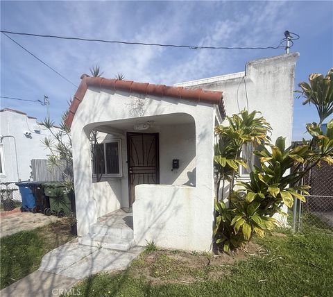 Photo of 920 S Truro Ave, Inglewood, CA 90301 (MLS # SW26049164)
