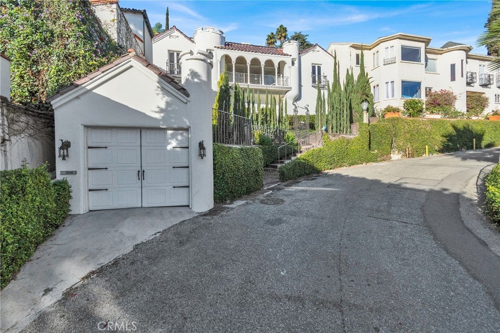 2111 Rockledge