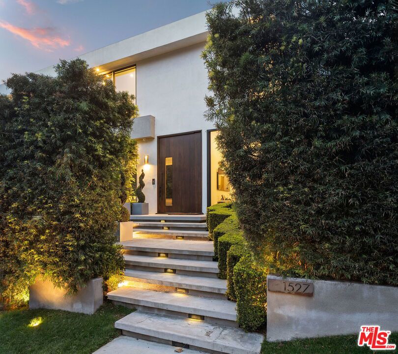 1527 Rising Glen Road