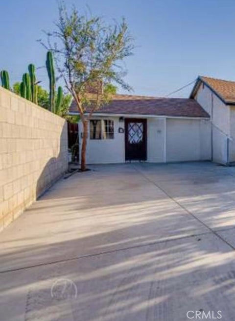 Photo of 37 Garden Dr, Bakersfield, CA 93307 (MLS # CV26169868)