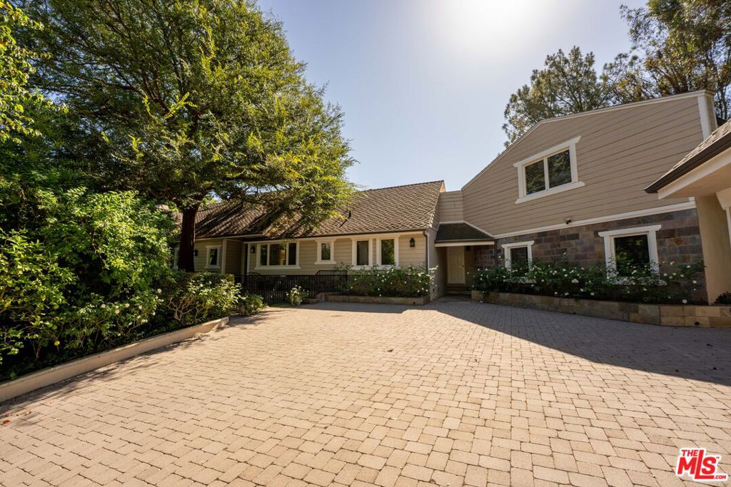 Photo of 12750 Mulholland Drive, Beverly Hills, CA 90210 (MLS # 26855993)
