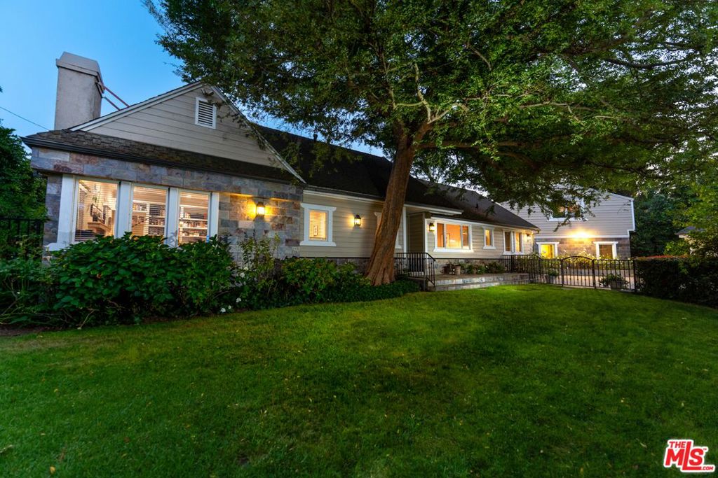 Photo of 12750 Mulholland Drive, Beverly Hills, CA 90210 (MLS # 26855993)