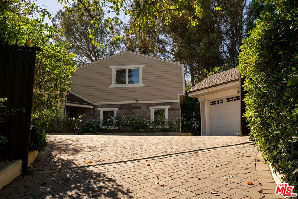 Photo of 12750 Mulholland Drive, Beverly Hills, CA 90210 (MLS # 26855993)