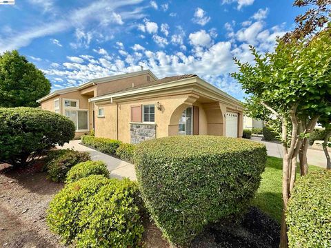 Photo of 30 Gala Ln Ln, Brentwood, CA 94513 (MLS # 41129511)